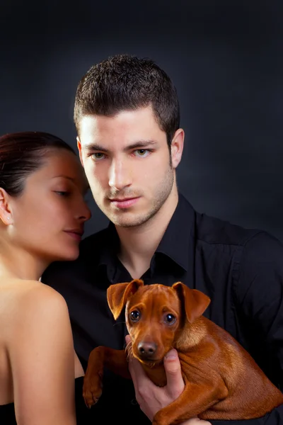 Paar in liefde met bruin huisdier puppy hondje — Stockfoto