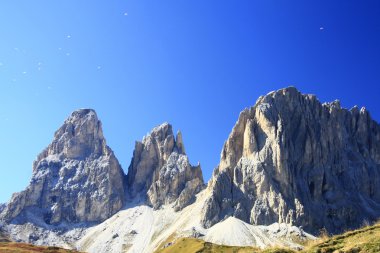 yamaç paraşütü dolomites tepeler üzerinde