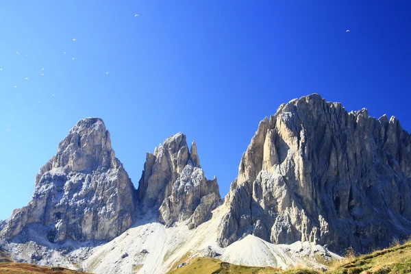 Dolomites의 봉우리에 패러글라이딩 — 스톡 사진