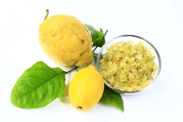Консервована лимонна шкірка з цілими фруктами — стокове фото