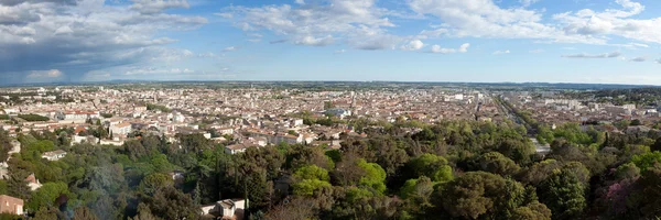 Panoramisch uitzicht over de stad van Nîmes in Frankrijk — Stockfoto