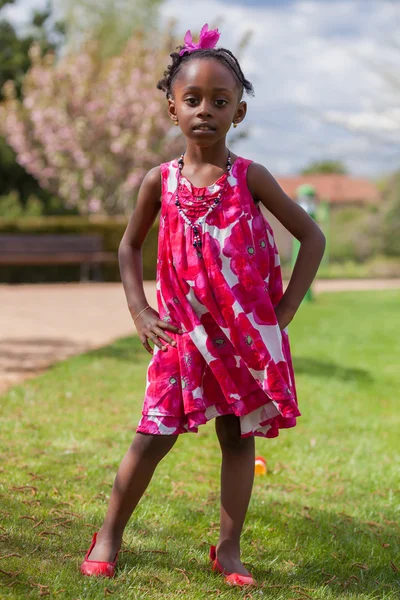 Egy aranyos afro-amerikai kislány szabadtéri portréja — Stock Fotó