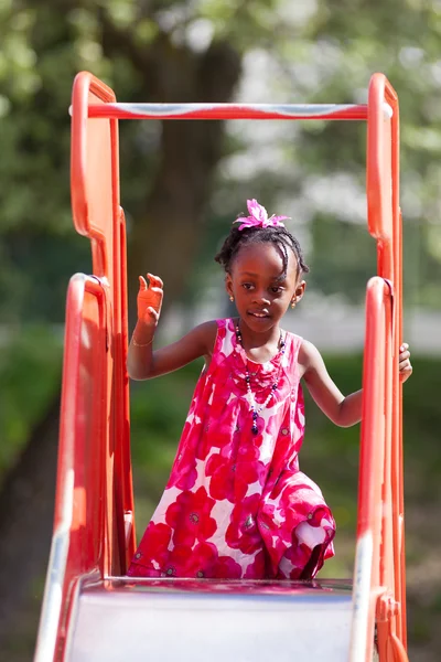 Portret van een schattig Afro-Amerikaanse klein meisje spelen op playg — Stockfoto