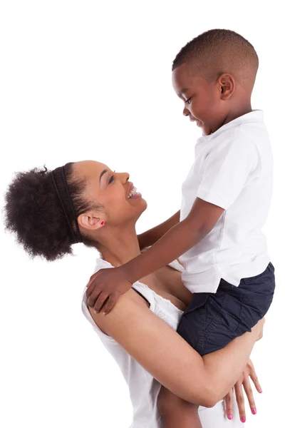 Маленький чёрный мальчик целует свою мать — стоковое фото