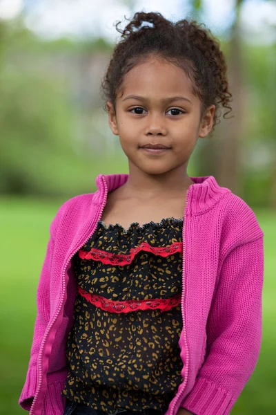 Retrato de uma adorável menina asiática africana — Fotografia de Stock