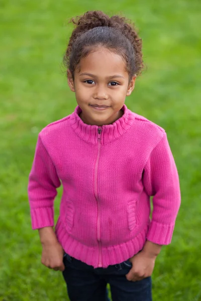 Porträtt av en bedårande liten afrikansk asiatisk flicka — Stockfoto