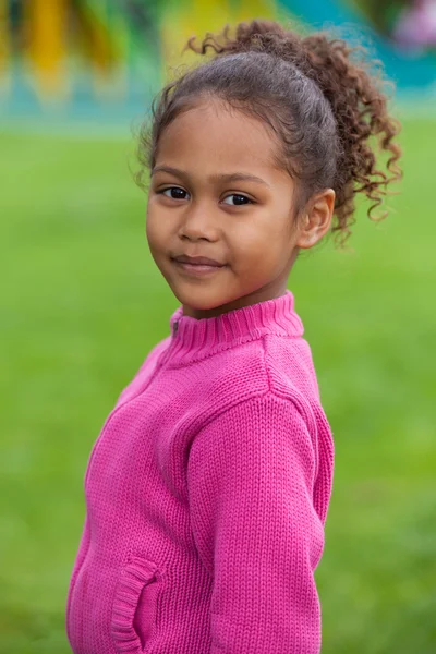 Sevimli küçük Afrika Asya kız portresi — Stok fotoğraf