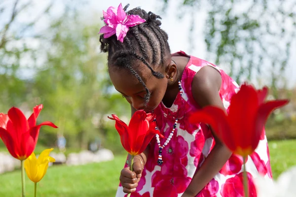 Schattig klein Afrikaans Amerikaans meisje spelen in de tuin — Stockfoto