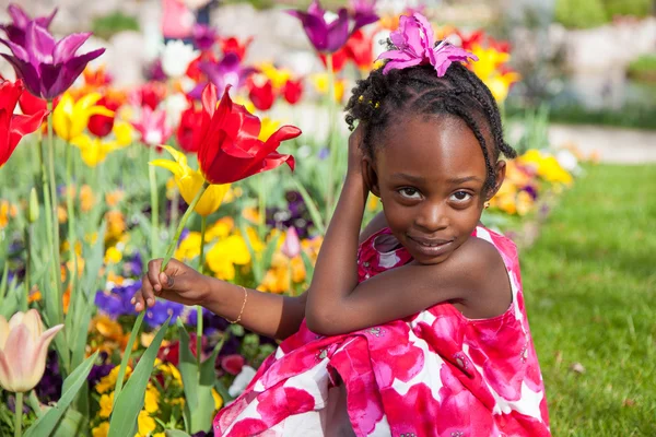 Bonita menina afro-americana brincando no jardim — Fotografia de Stock