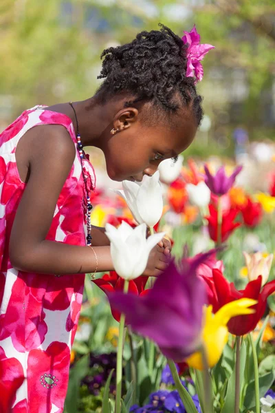 Cute little african american girl playing in the garden — Stock Photo, Image
