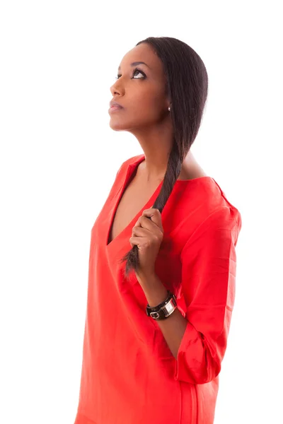 Piękna młoda czarna kobieta w czerwonej sukience — Zdjęcie stockowe