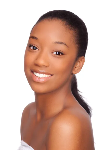 Joven mujer africana hermosa, aislado sobre fondo blanco —  Fotos de Stock