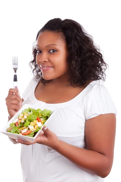 Giovane donna afroamericana mangiare insalata — Foto Stock