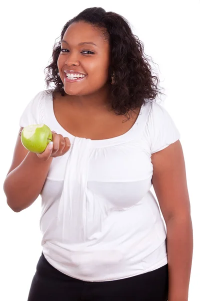 若いアフリカ系アメリカ人女性はリンゴを食べる — ストック写真