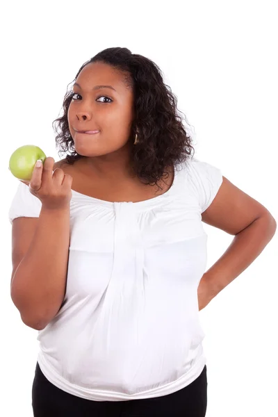 Jovem afro-americana comendo uma maçã — Fotografia de Stock