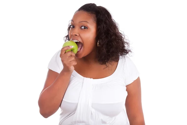Bir elma yemek Afrikalı-Amerikalı genç kadın — Stok fotoğraf