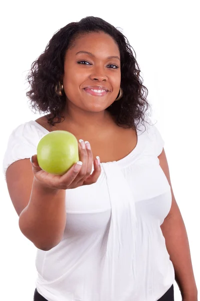 Junge afrikanisch-amerikanische Frau gibt einen grünen Apfel — Stockfoto