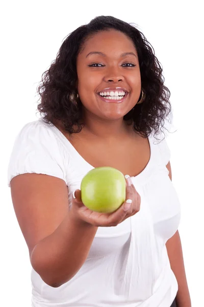 Joven mujer afroamericana dando una manzana verde —  Fotos de Stock