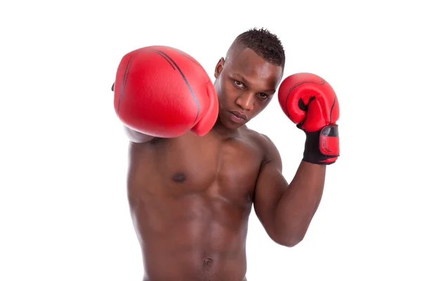 Молодой мускулистый африканский американец в боксёрских перчатках — стоковое фото