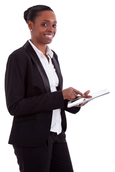 Улыбающаяся африканская американская бизнесвумен, использующая планшет — стоковое фото