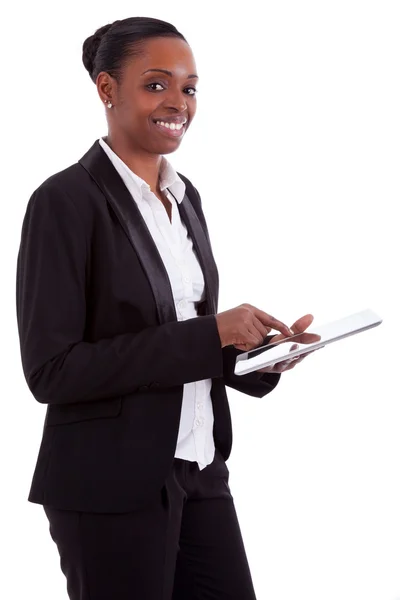 Sonriente mujer de negocios afroamericana usando una tableta —  Fotos de Stock