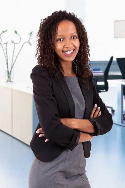 Χαμογελαστή Αφροαμερικανίδα επιχειρηματίας — Φωτογραφία Αρχείου