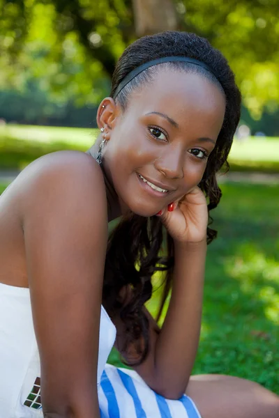 Retrato de uma jovem bela menina afro-americana — Fotografia de Stock