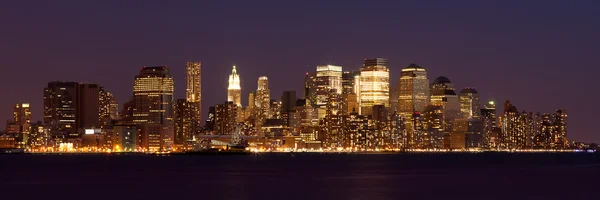 Νέα Υόρκη - πανοραμική θέα στον ορίζοντα του Μανχάταν από νύχτα — Φωτογραφία Αρχείου