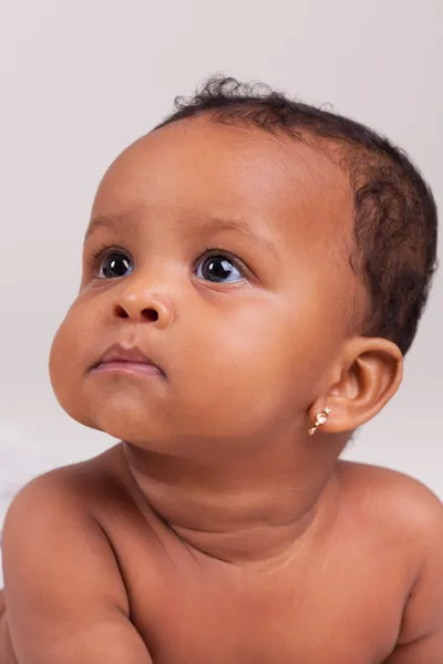 Adorable niña afroamericana mirando hacia arriba — Foto de Stock