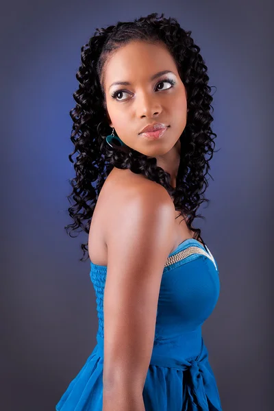 Jovem bela mulher americana africana em vestido azul — Fotografia de Stock