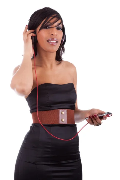 Unga vackra svart kvinna i svart klänning lyssna på musik — Stockfoto