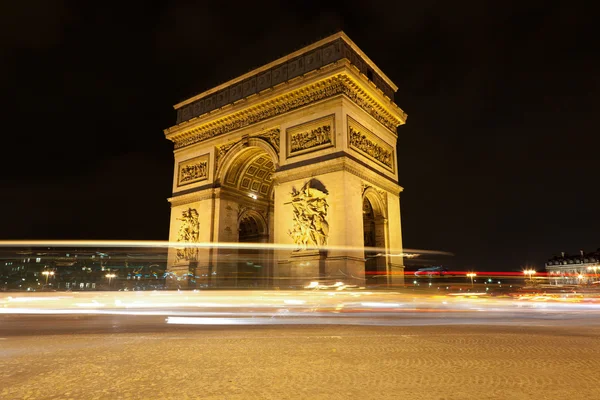 Arc de Triomphe - Łuk triumfalny nocą w Paryżu, Francja — Zdjęcie stockowe