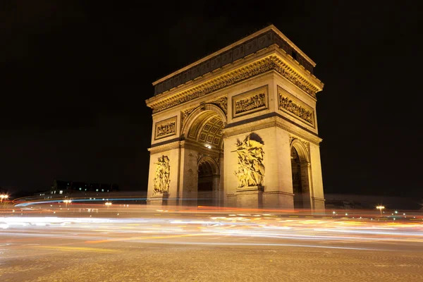 凯旋门（Arc de Triomphe）- -夜间在法国巴黎的凯旋门 — 图库照片