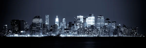 ニューヨーク - 夜のマンハッタンのスカイラインのパノラマ ビュー — ストック写真