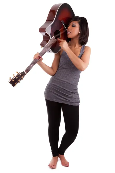 Młoda kobieta czarny gitara gra — Zdjęcie stockowe
