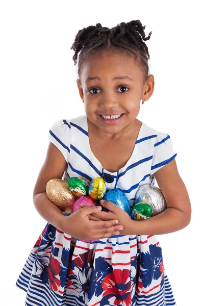 Pequena menina americana africana segurando ovos de Páscoa de chocolate Fotos De Bancos De Imagens Sem Royalties