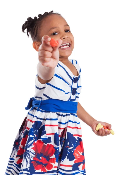 Retrato de una linda niña afroamericana comiendo dulces — Foto de Stock
