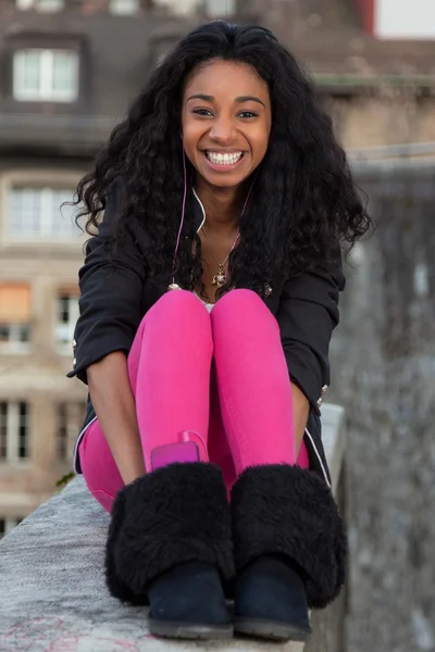 Portrait d'une jeune adolescente afro-américaine heureuse écoutant — Photo