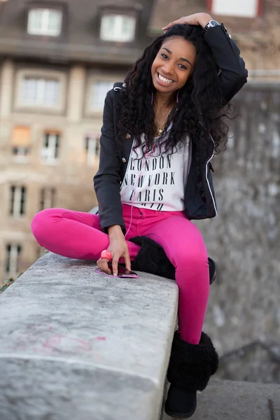 stock image Portrait of a happy young african american teenage girl listenin