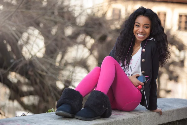 Портрет счастливой молодой африканской девушки-подростка слушает — стоковое фото