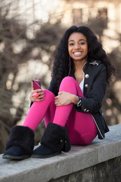 Ritratto di una giovane adolescente afroamericana felice listenin — Foto Stock