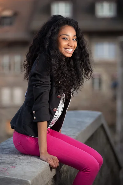 幸せな若いなアフリカ系アメリカ人の 10 代の少女の肖像画 — ストック写真