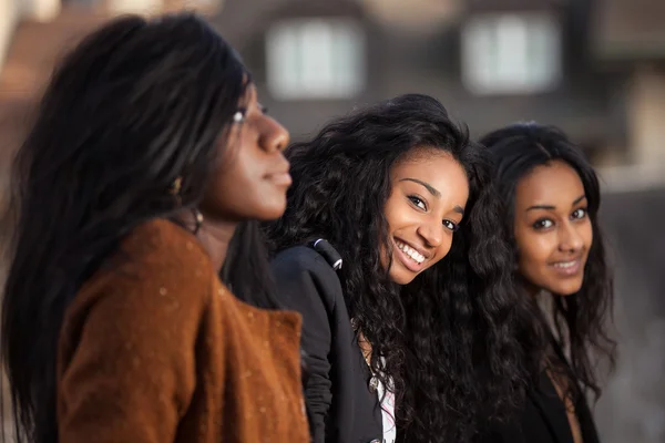 Retrato de jóvenes felices afro-americana adolescente —  Fotos de Stock