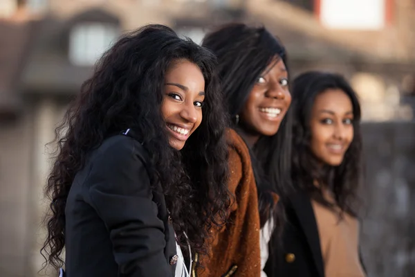 Porträt glücklicher junger afrikanisches amerikanisches Teenager-Mädchen — Stockfoto