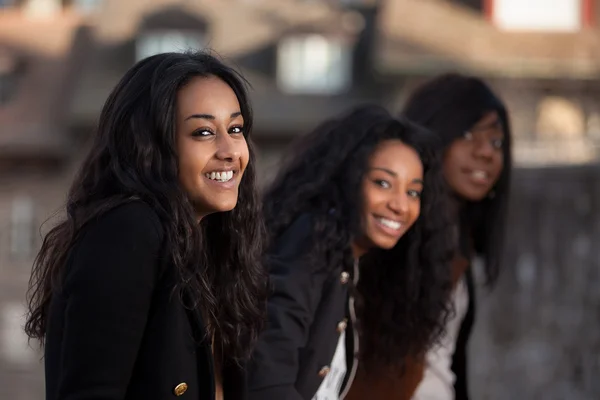 Porträt glücklicher junger afrikanisches amerikanisches Teenager-Mädchen — Stockfoto