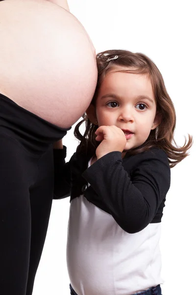 Gelukkig dochter omarmen haar zwangere moeder buik — Stockfoto