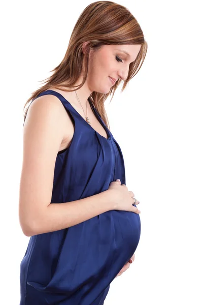 Молодая беременная белая женщина улыбается — стоковое фото