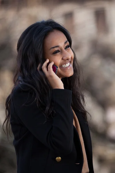 Портрет счастливой молодой черной девочки-подростка с помощью мобильного фо — стоковое фото