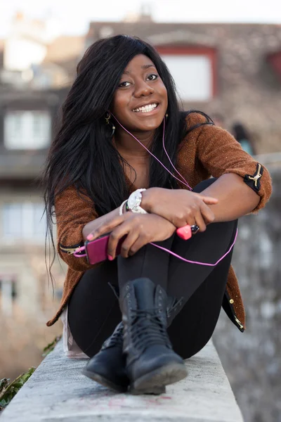 Retrato de una joven adolescente afroamericana feliz escuchar —  Fotos de Stock