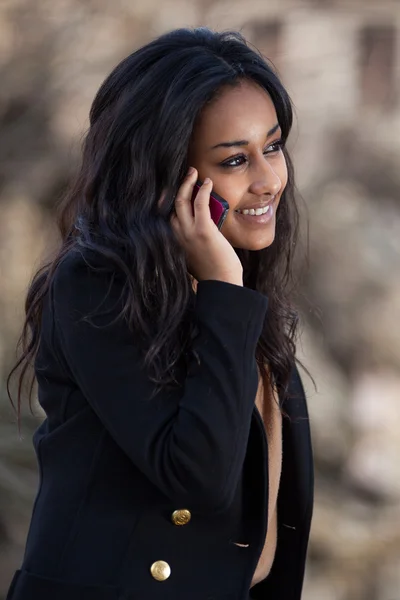 Mobil pho kullanarak bir mutlu genç siyah genç kız portresi — Stok fotoğraf